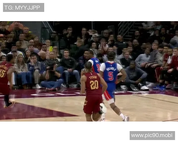 格林阻止詹姆斯上篮将其拉倒，裁判看回放-NBA新闻-虎扑社区